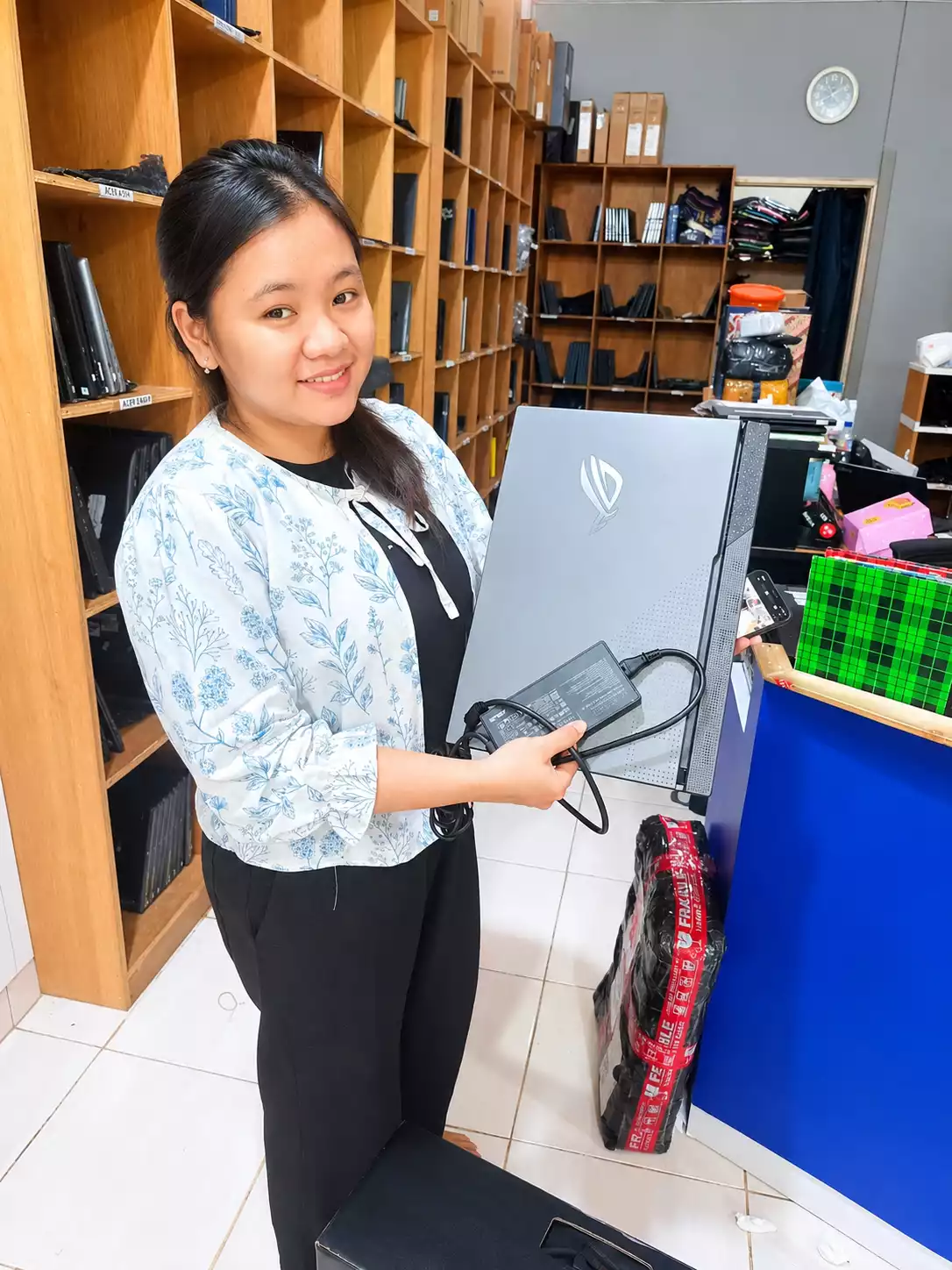Serah terima laptop ke pembeli